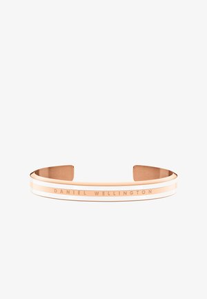 Rózsaarany csuklópánt fehér zománcsávokkal. A matt felületen gravírozott "Daniel Wellington" felirat található. Elegáns, minimalista dizájn.