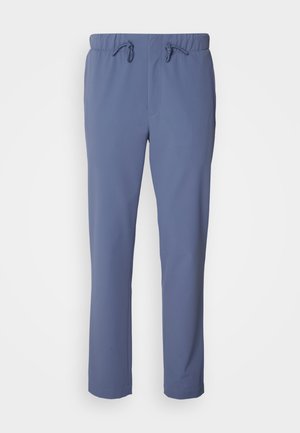 Pantaloni din țesătură elastică, de culoare albastru deschis, cu talie elastică, șnur și un design conic. Textură netedă și fără elemente metalice vizibile.