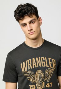 Wrangler SHORT SLEEVE AMERICANA - REGULAR FIT - Printtipaita - anthracite