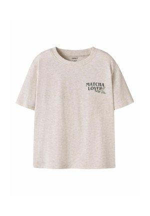 Beżowy t-shirt z krótkim rękawem i okrągłym dekoltem, z ciemnozielonym napisem „MATCHA LOVER” i grafiką liścia na lewej piersi.