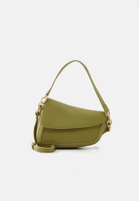 Borsa a mano in pelle verde con texture, forma curva, patta superiore e accessori dorati. Dotata di un manico singolo e una tracolla regolabile.