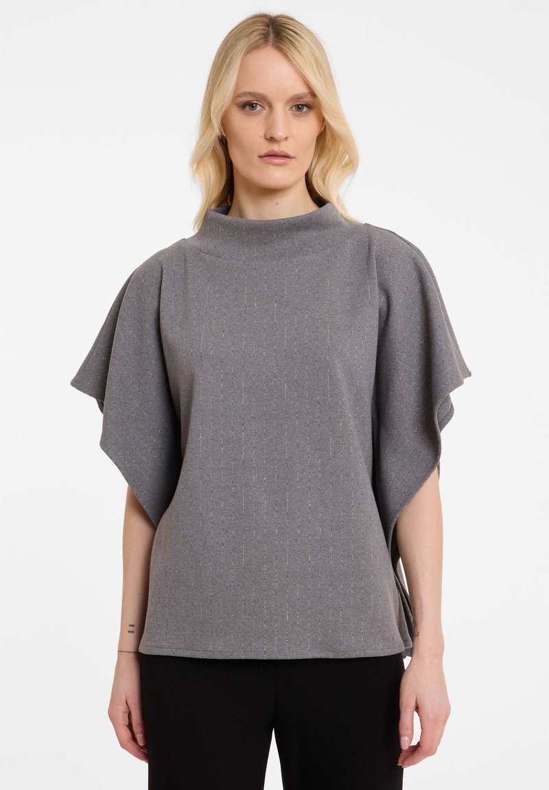 Grijze gebreide top met een hoge halslijn, brede flared mouwen en verticale gestructureerde strepen met subtiele metallic accenten. Te combineren met donkere broeken.