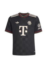 Zwarte trui met een gestructureerd patroon, witte logo en lettering, rode en groene accenten op de mouwen, en drie witte strepen op de schouders.