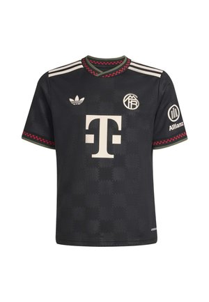 Zwarte trui met een gestructureerd patroon, witte logo en lettering, rode en groene accenten op de mouwen, en drie witte strepen op de schouders.
