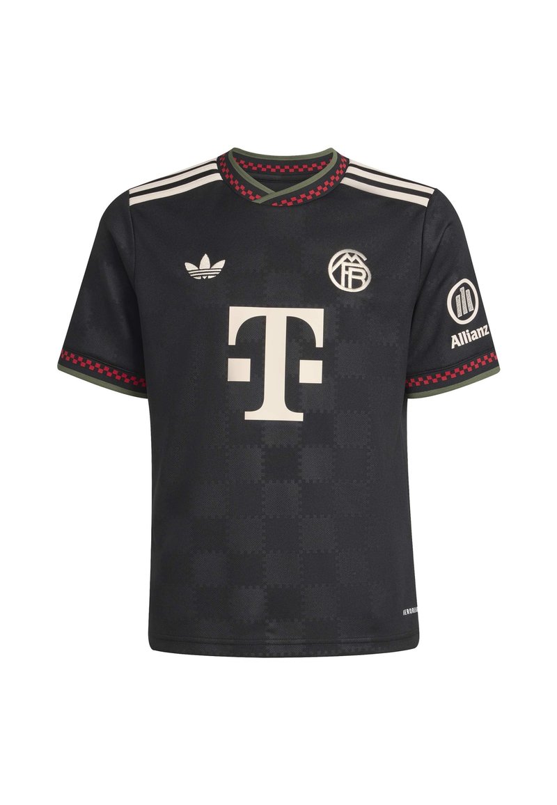 Zwarte trui met een gestructureerd patroon, witte logo en lettering, rode en groene accenten op de mouwen, en drie witte strepen op de schouders.