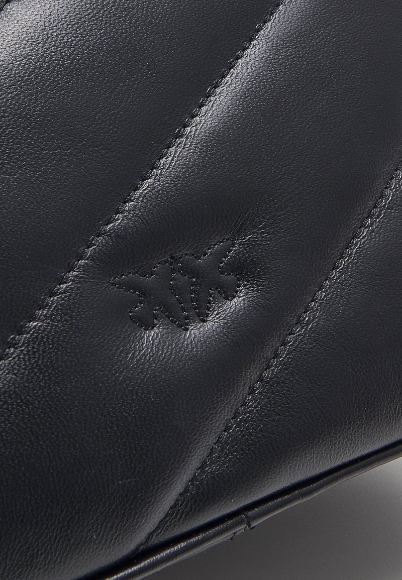 Damen Handtaschen | Pinko CAMERA CASE MAXY QUILT Umhängetasche black/schwarz - SG60993 Damen Handtaschen | Pinko CAMERA CASE MAXY QUILT Umhängetasche black/schwarz - SG60993