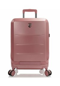 Hartschalenkoffer in Roségold mit strukturierten Oberflächen, ausziehbarem Griff, vier multidirektionalen Rädern und einem Logo auf der Vorderseite.