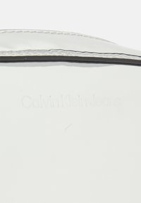 Calvin Klein Jeans SCULPTED CAMERA BAG MONO  - Borsa a tracolla - silver-coloured