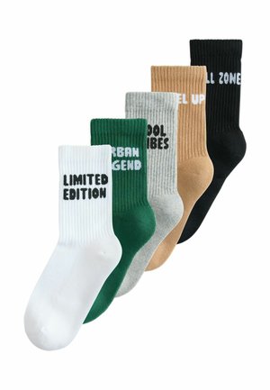 Cinq chaussettes côtelées blanches, vertes, grises, beiges et noires, chacune avec un texte imprimé unique sur le bord.