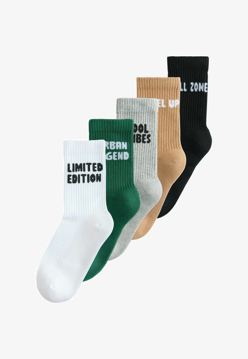 Cinq chaussettes côtelées blanches, vertes, grises, beiges et noires, chacune avec un texte imprimé unique sur le bord.