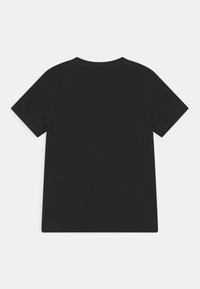 Czarny t-shirt z krótkim rękawem wykonany z gładkiego materiału bawełnianego; ma okrągły dekolt i prosty dół bez żadnych grafik czy zdobień.