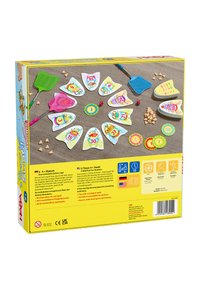 Doos van een bordspel met kleurrijke cijferkaarten, luchtdoorlatende zwatters in roze, groen en blauw, en spelinstructies. Helder gele achtergrond.