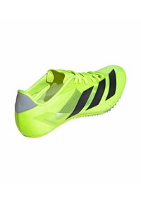 Zapatilla deportiva amarilla neón con rayas negras, parte superior de malla y acentos en gris en el talón. Diseño ligero con una suela texturizada para mayor tracción.