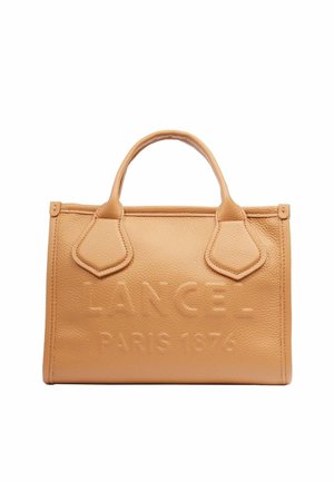 Sac à main en cuir fauve avec deux poignées et texte en relief "LANCEL PARIS 1876" sur le devant.