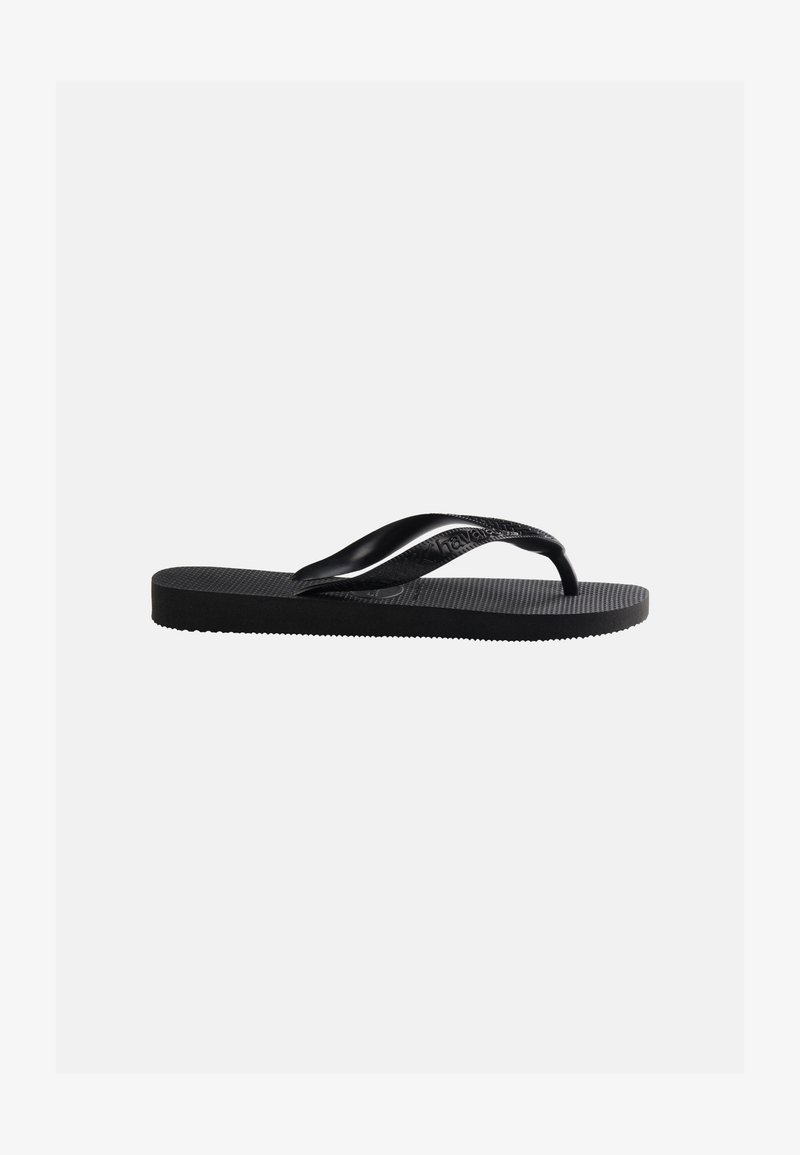 Zwarte rubberen teenslipper met een getextureerd voetbed en een Y-vormige band voorzien van een subtiel gegraveerd merklogo aan de zijkant.