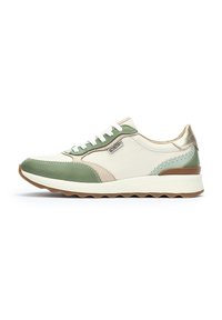 El zapato cuenta con un empeine de cuero blanco con acentos en verde y beige, detalle en el tacón dorado, suela texturizada y cordones blancos.