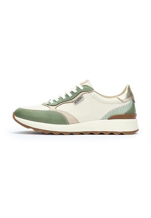 El zapato cuenta con un empeine de cuero blanco con acentos en verde y beige, detalle en el tacón dorado, suela texturizada y cordones blancos.