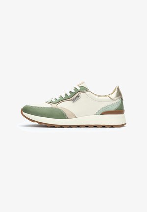 El zapato cuenta con un empeine de cuero blanco con acentos en verde y beige, detalle en el tacón dorado, suela texturizada y cordones blancos.