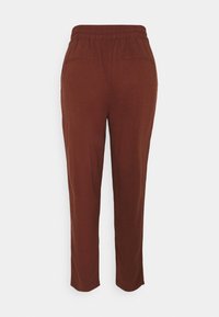 Pantalon marron léger avec taille élastique, deux poches arrière et coupe droite. Le tissu semble doux avec une texture lisse.