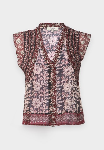 Bluse med blomsterprint i gennemsigtigt stof, med V-udskæring, flæser på ærmerne og bordeauxfarvede detaljer langs kanterne og knapperne.