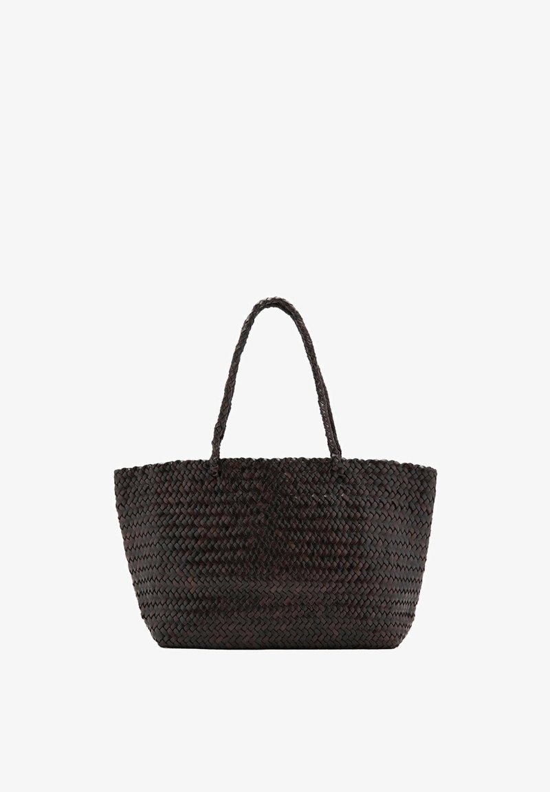 Grand sac cabas tissé marron foncé avec deux poignées tressées, large ouverture en haut et base rectangulaire pour porter.