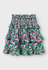 Falda corta con smock, con volantes y capas. Presenta un patrón floral multicolor en verde, rosa y azul marino sobre un fondo claro.