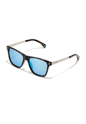 Quadratische Schildpatt-Sonnenbrillen mit blauen verspiegelten Gläsern und silbernen Metallarmen, die mit "HAWKERS" beschriftet sind, vor einem weißen Hintergrund.