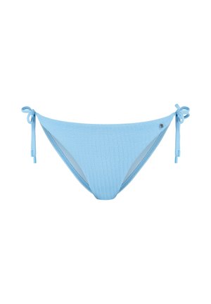 Jasnoniebieskie teksturowane majtki od bikini z wiązaniami po bokach i małym metalowym logo na prawym boku, przedstawione na białym tle.