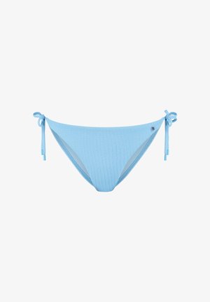 Jasnoniebieskie teksturowane majtki od bikini z wiązaniami po bokach i małym metalowym logo na prawym boku, przedstawione na białym tle.