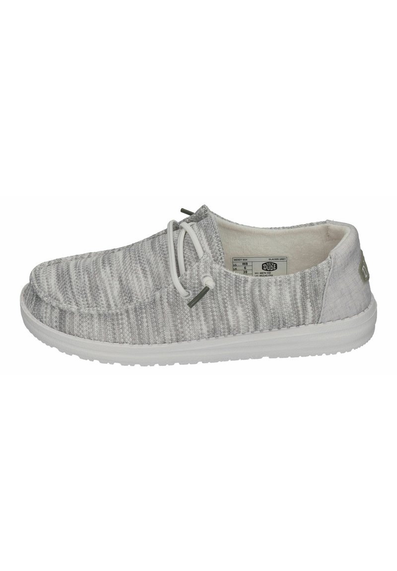 Scarpe slip-on in tessuto grigio con un motivo testurizzato, suola in gomma bianca e lacci elastici, dotate di una morbida fodera interna.