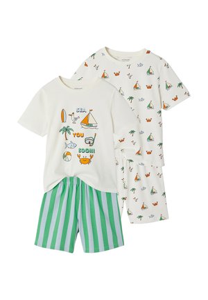 Zwei Kurzarm-Schlafanzüge für Kinder: einer mit maritimen Motiven und grünen gestreiften Shorts, der andere mit durchgehenden Mustern von Meerestieren und Booten.