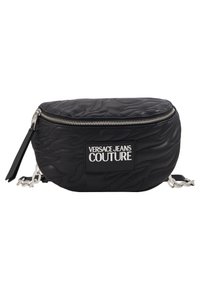 Svart quiltad imitation läderväska med rundad form, silverfärgad befästning, dragkedjestängning och en dekorativ logopatch framtill.