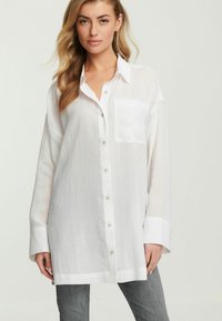 Next Užsagstoma palaidinė - white