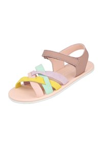 Sandalia de cuero marrón con tiras de ante coloridas en rosa, verde, amarillo y púrpura. Cuenta con una correa en el tobillo y una suela suave rosa.