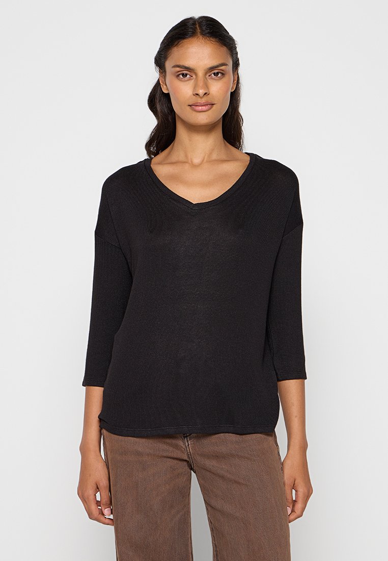 Schwarzer V-Ausschnitt-Pullover mit Dreiviertelärmeln, aus leichtem Strickmaterial gefertigt. Glatte Textur und entspannte Passform.