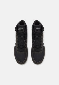 Sorte høye treningssko med teksturert stoffoverdel, snøring og subtilt hvitt Asics-logo på sidene.
