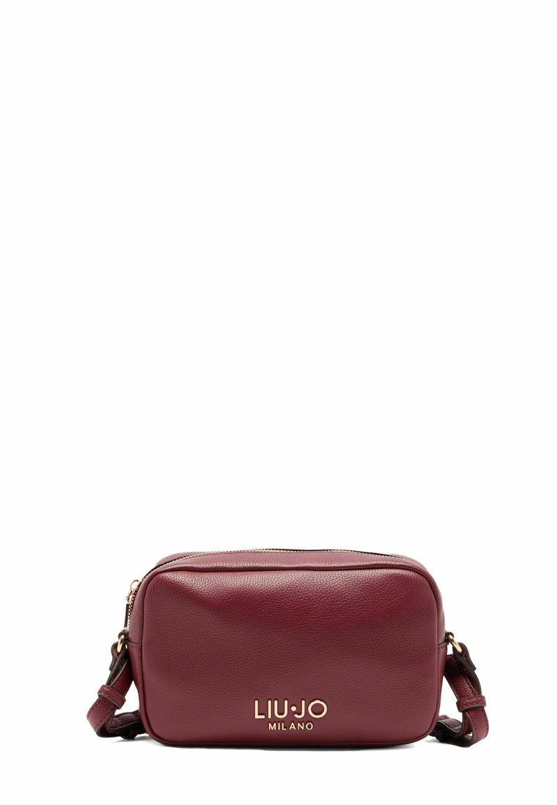 Vínová kožená crossbody taška se zlatými doplňky, vybavená zipovým uzávěrem a nastavitelným popruhem. Logo značky zobrazeno na přední straně.