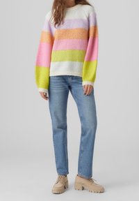 Pull tricot coloré présentant des rayures horizontales en rose, orange, vert et blanc, avec une finition texturée et un design à épaules tombantes.