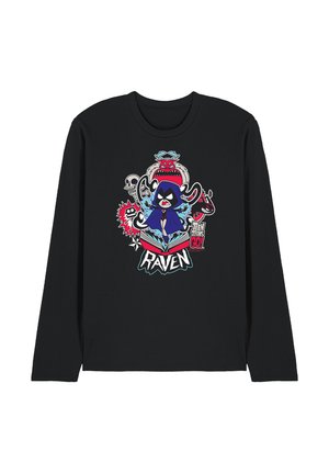 Schwarzes Langarmshirt mit farbenfroher Grafik von Raven aus Teen Titans Go!, die über einem offenen Buch mit mystischen Symbolen und Text steht.