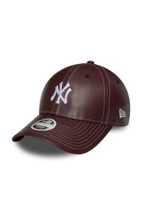 Bordeauxrotes Leder-Baseballcap mit weißer Stickerei, das ein auffälliges gesticktes Logo auf der Vorderseite und eine geschwungene Krempe aufweist.