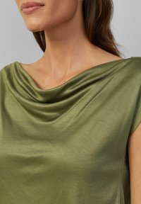 s.Oliver BLACK LABEL AUS GLÄNZENDER MIT WASSERFALL-AUSSCHNITT - T-shirt print - olivgrün