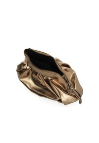 Bolso de mano metálico dorado con un diseño recogido, cierre de cremallera y una textura suave. El interior es negro y ofrece un amplio espacio para pequeños objetos.