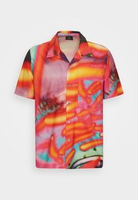 Chemise à manches courtes avec boutons, aux couleurs vives, présentant un motif abstrait avec des nuances de rouge, orange et bleu. Fabriquée en tissu léger.