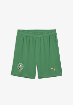 Shorts de sport verts avec taille élastique, emblème de l'équipe de football du Maroc sur la jambe gauche et logo Puma doré sur la jambe droite.