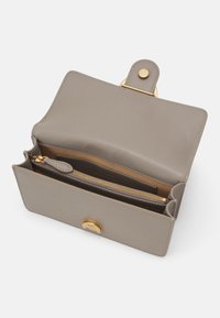 Portafoglio in pelle grigia con chiusura a scatto dorata. Presenta una tasca interna con zip, sezioni divise e una superficie liscia.