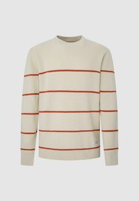 Šviesiai smėlinis megztinis su horizontaliomis raudonomis juostelėmis, nubrauktos tekstūros, apvaliu kaklu ir ilgomis rankovėmis. Prie apatinio krašto yra mažas prekės ženklo etiketė.