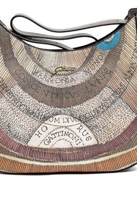 Torebka na ramię z zaokrąglonymi, wielokolorowymi abstrakcyjnymi wzorami i czarnymi detalami tekstowymi, z cienkim skórzanym paskiem i złotym logo marki.