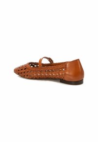 Bailarina de cuero marrón con diseño trenzado, punta afilada, tira al tobillo y tacón bajo. Textura suave con áreas abiertas para transpirabilidad.