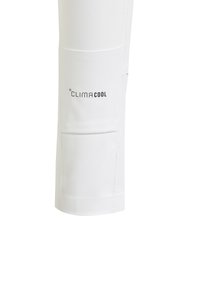 Valkoiset urheiluhousut, jotka on valmistettu kevyestä kankaasta ja joissa on "CLIMACOOL"-brändäys. Ominaisuuksiin kuuluu virtaviivainen muotoilu ja ommellut yksityiskohdat.