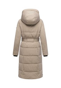 Manteau en duvet beige avec capuche, taille ceinture et manches longues. Doté d'un design matelassé et de poignets élastiques pour plus de chaleur.